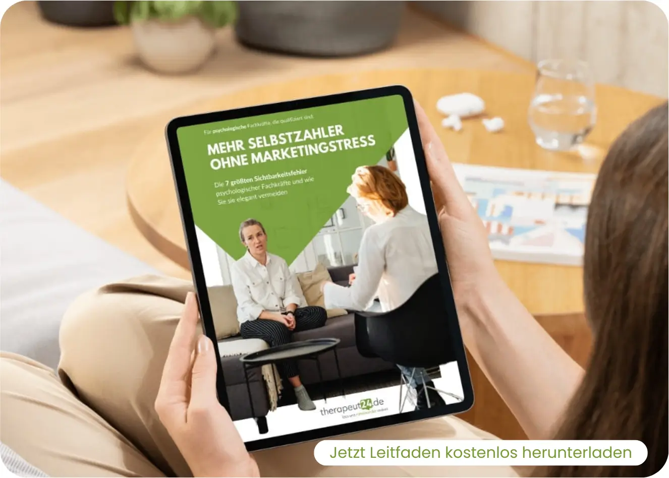 Eine Frau mit Tablet in der Hand